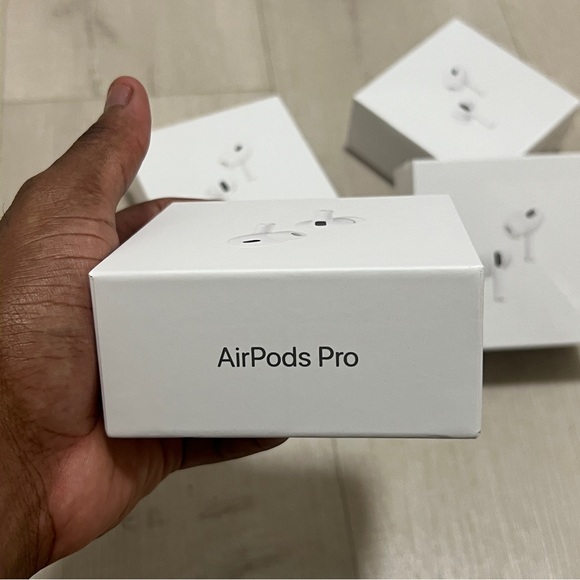 AirPods Pro (2nd Generation) - Picture 2 of 3